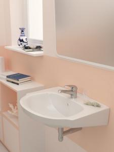 Умывальник керам. с креплением Альбано 55 с отверстием белый с1